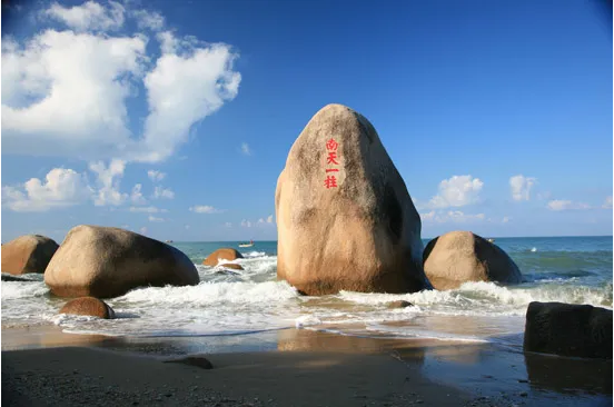 化身蓝海卫士，守护三亚海滨丨尊龙凯时环境首个“海域保洁”项目正式签约进场