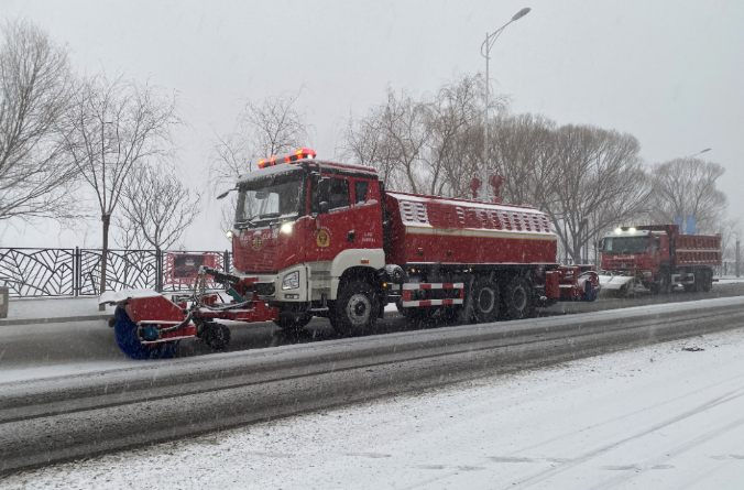 尊龙凯时环境除冰雪装备全力投入破冰作业，助力北京道路交通安全